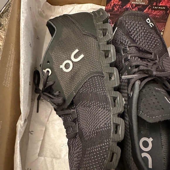 ON Tennis Shoes size 7 1/2 Excellent condition as pictured - Picture 9 of 16